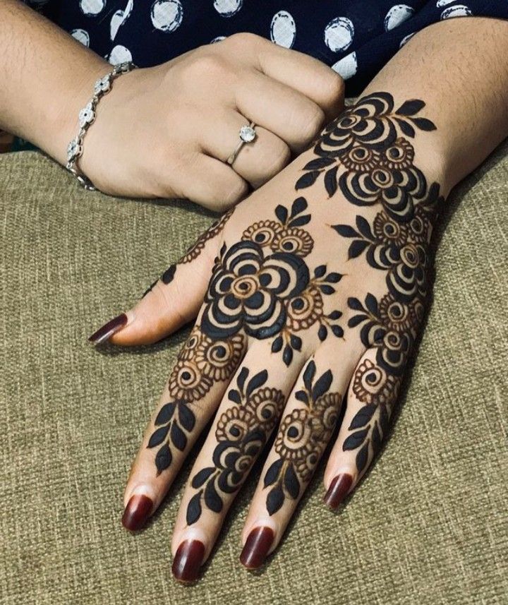 easy back hand mehndi design