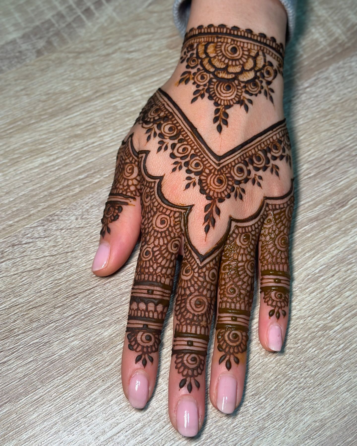 easy back hand mehndi design