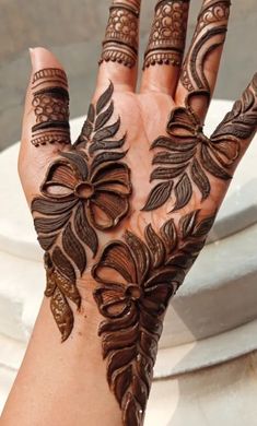 front hand simple mehndi design
