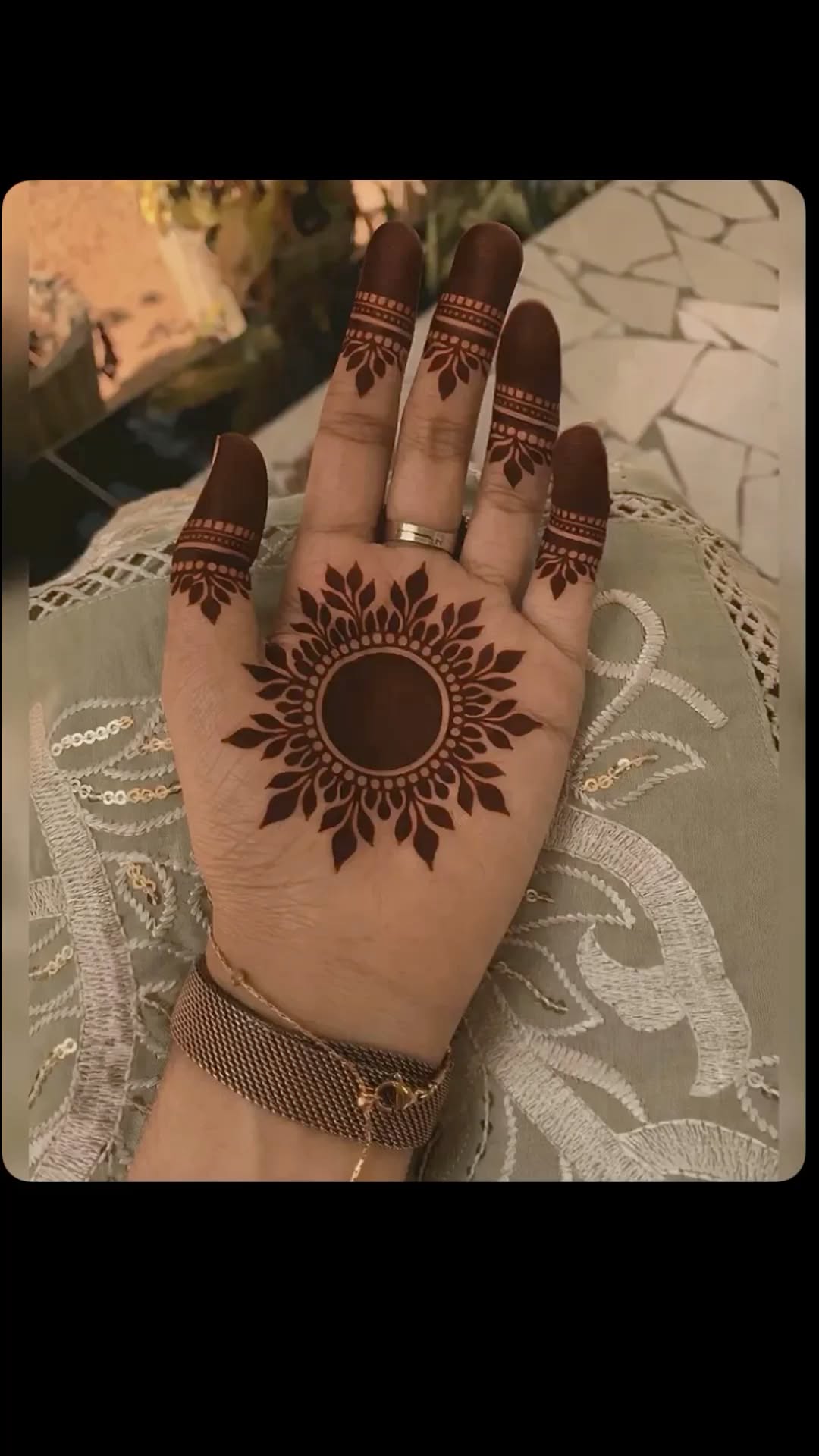 front hand simple mehndi design