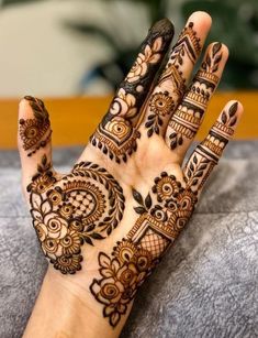 front hand simple mehndi design