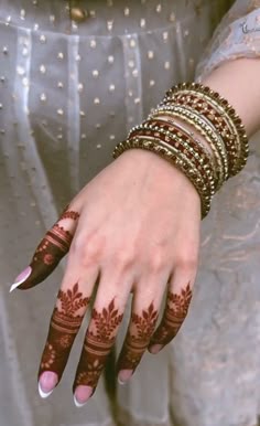 front hand simple mehndi design