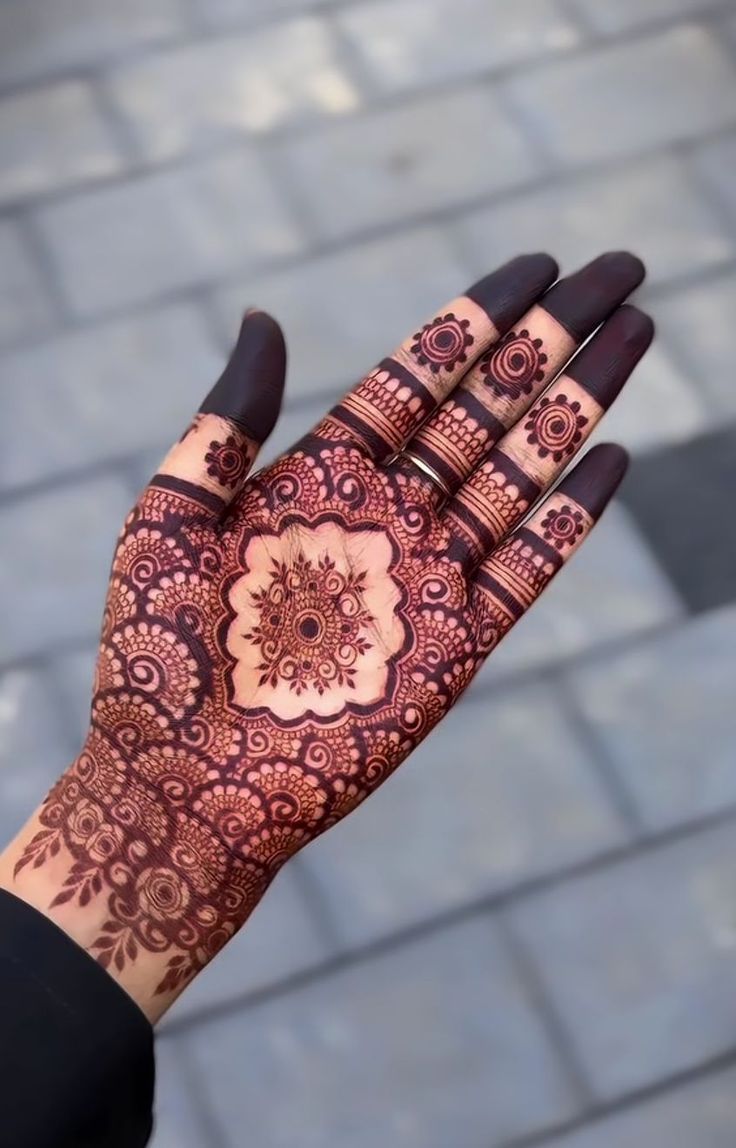 front hand simple mehndi design