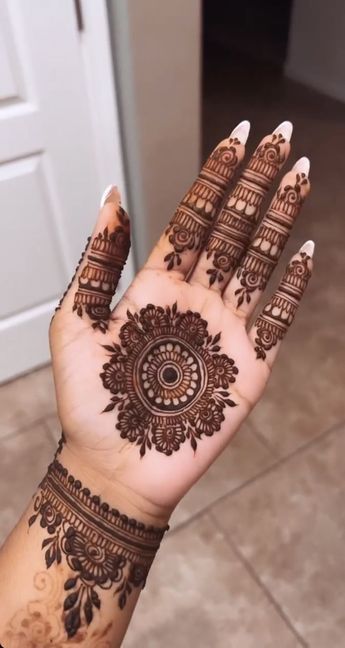 front hand simple mehndi design