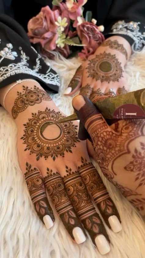 front hand simple mehndi design aesthetic easy and beautiful