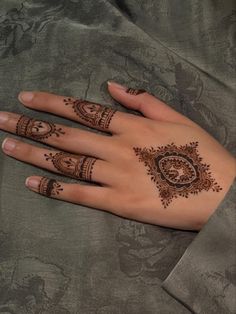 front hand simple mehndi design aesthetic easy and beautiful