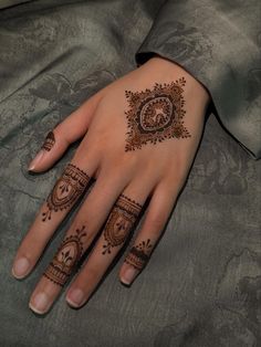 front hand simple mehndi design aesthetic easy and beautiful