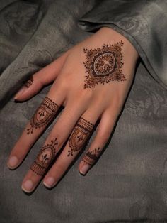 front hand simple mehndi design aesthetic easy and beautiful