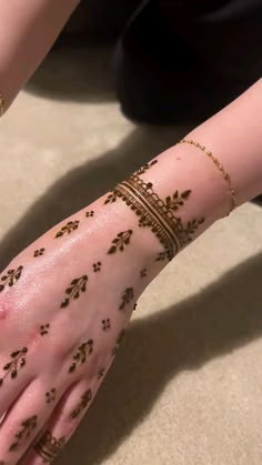 front hand simple mehndi design aesthetic easy and beautiful