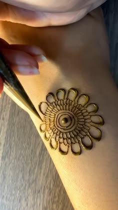 front hand simple mehndi design aesthetic easy and beautiful