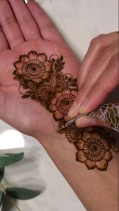 front hand simple mehndi design aesthetic easy and beautiful