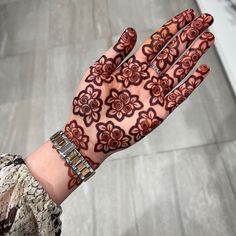 front hand simple mehndi design aesthetic easy and beautiful