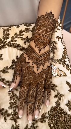 royal front hand mehndi design