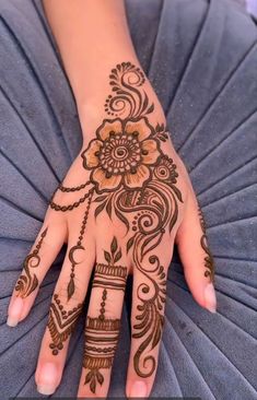 royal front hand mehndi design