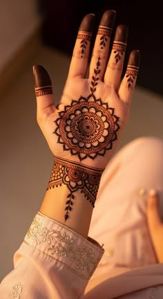 basic easy front hand simple mehndi design