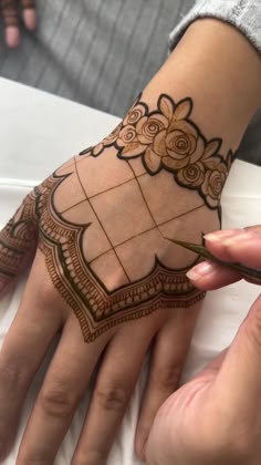 basic easy front hand simple mehndi design
