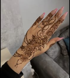 basic easy front hand simple mehndi design