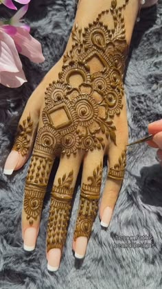back hand mehndi design girl