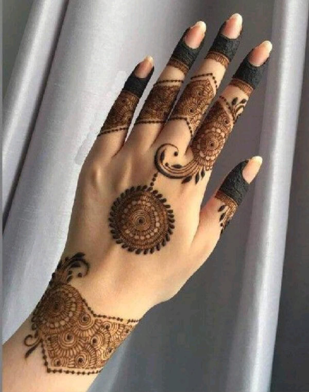 back hand mehndi design girl