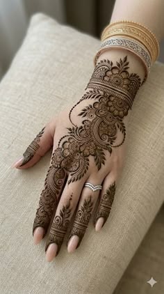 back hand mehndi design girl