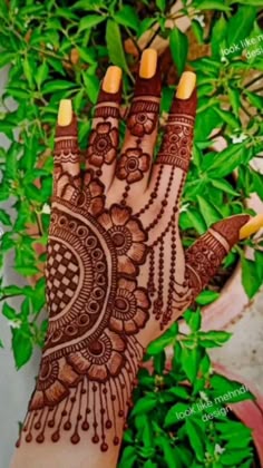 back hand mehndi design girl