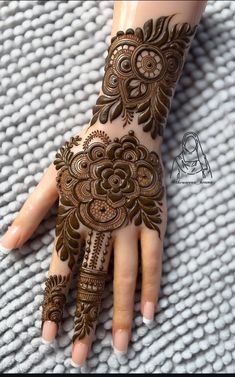 back hand mehndi design girl