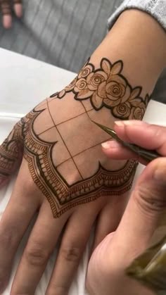 instagram mehndi design back hand