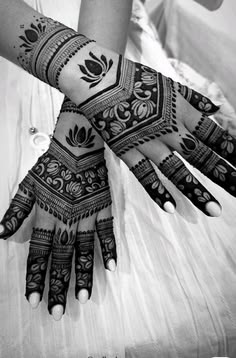 instagram mehndi design back hand