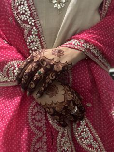 instagram mehndi design back hand