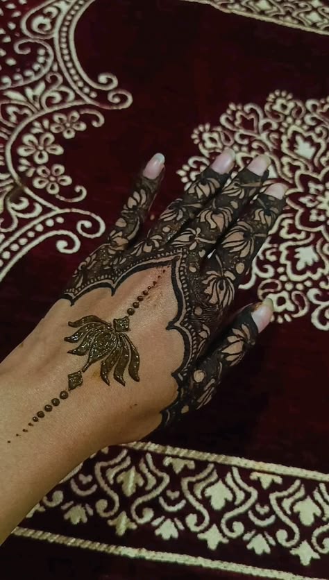 lotus mehndi design back hand