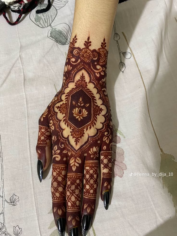 pakistani mehndi design back hand