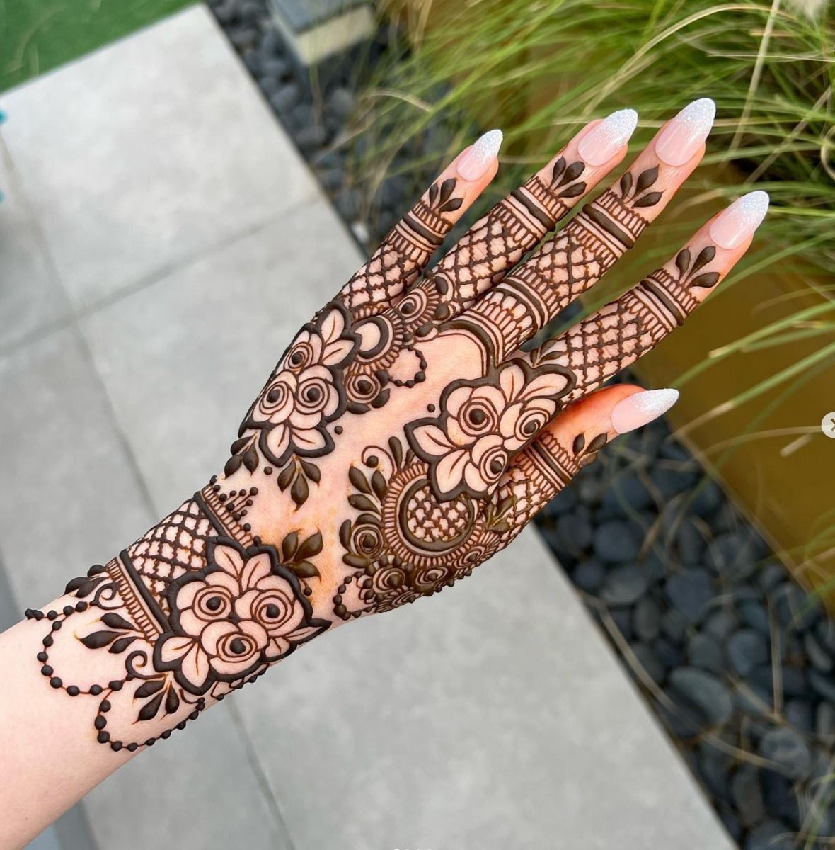 pakistani mehndi design back hand