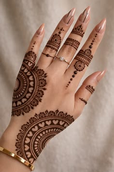 simple mehndi design back hand