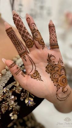 simple mehndi design back hand