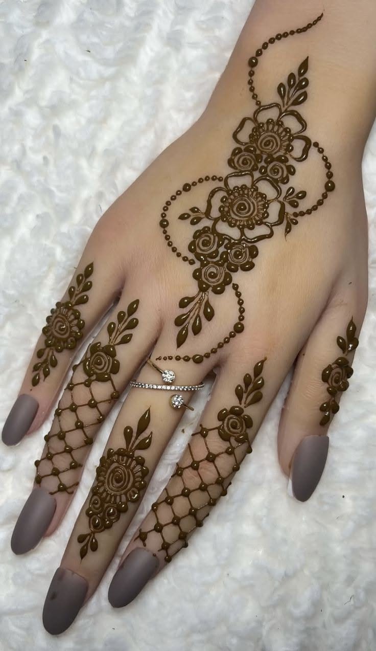 simple mehndi design back hand