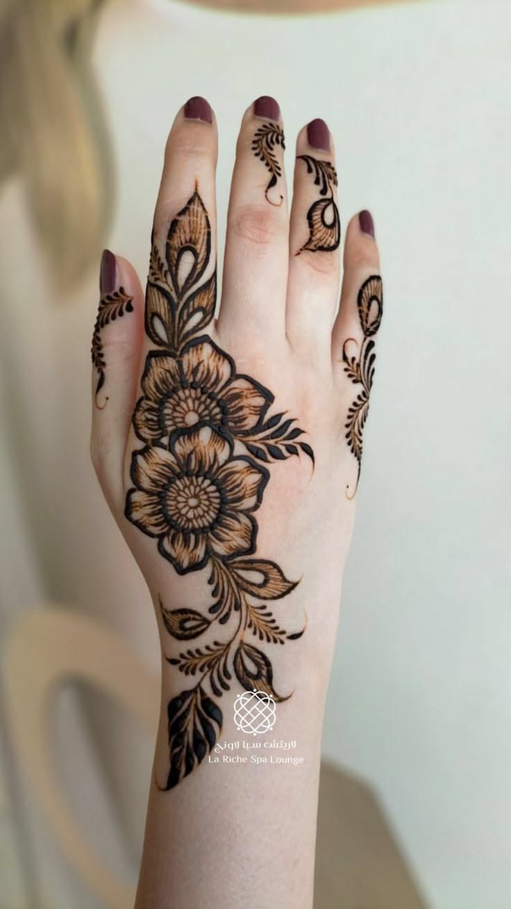 simple mehndi design back hand