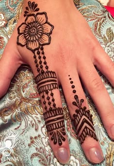 simple mehndi design back hand