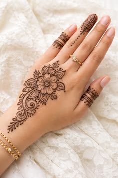 simple mehndi design back hand