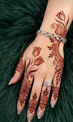 simple mehndi design back hand