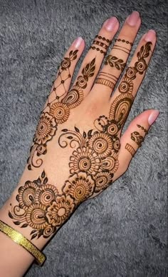 simple mehndi design back hand