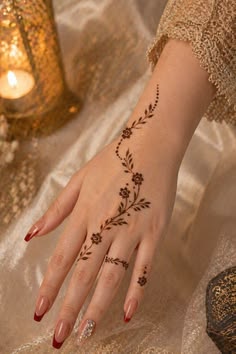simple mehndi design back hand