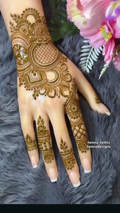 simple mehndi design back hand