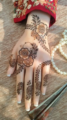 simple mehndi design back hand
