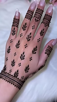 simple mehndi design back hand