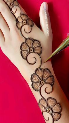 simple mehndi design back hand