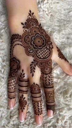 simple mehndi design back hand