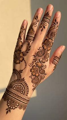 simple mehndi design back hand