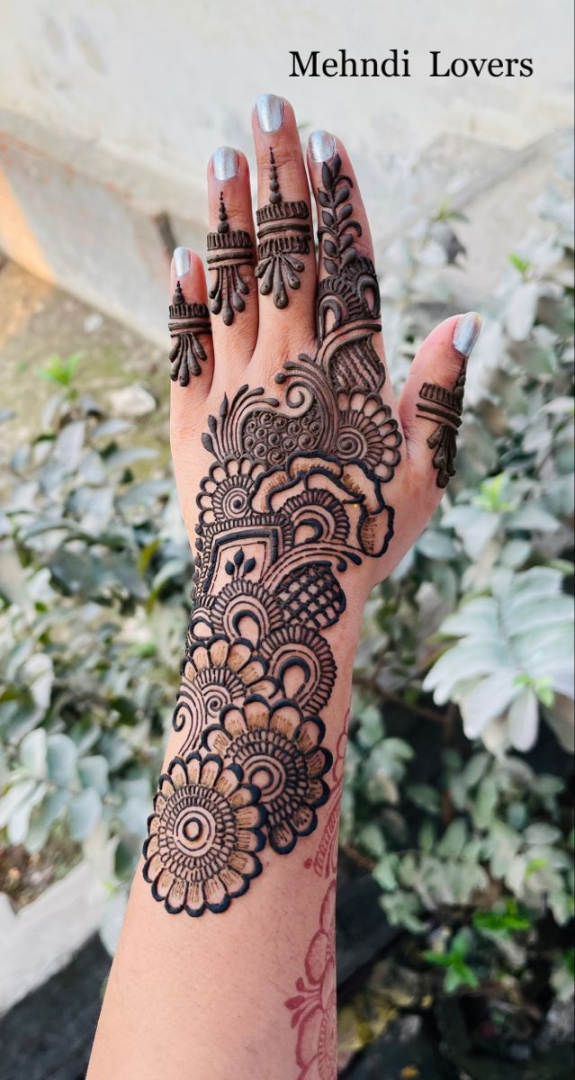 simple mehndi design back hand