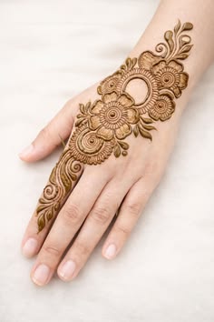 simple mehndi design back hand