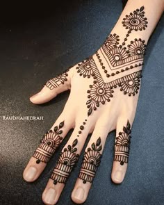simple mehndi design back hand